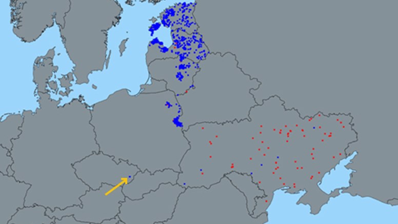Den geografiska platsen för det bekräftade fallen av afrikansk svinpest på vildsvin i Tjeckien (gul pil) visat i förhållande till övriga fall i Europa under 2017. Blå prickar representerar fall på vildsvin och röda prickar utbrott hos gris. Källa: EU:s sjukdomsrapporteringssystem ADNS