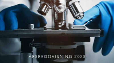 Skärmbild som föreställer ett mikroskop och två händer med blåa handskar som hanterar mikroskopet.