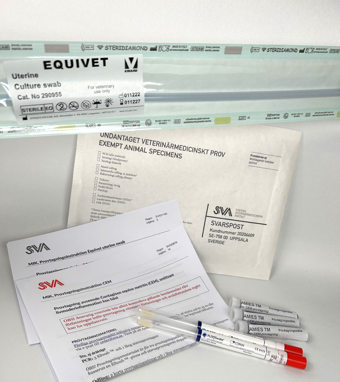 Svarspåse, provtagningsinstruktionen, uterin swab, provtagningspinnar och transportmedium.