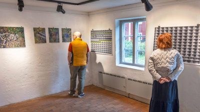 Två besökare på konstuställningen Zonen, Galleri Norberg