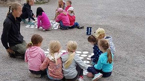 Naturskola med barn på grusstrand