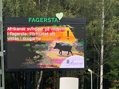 En digital informationstavla med texten: "Afrikansk svinpest på vildsvin i Fagersta. Förbjudet att vistas i skogarna"