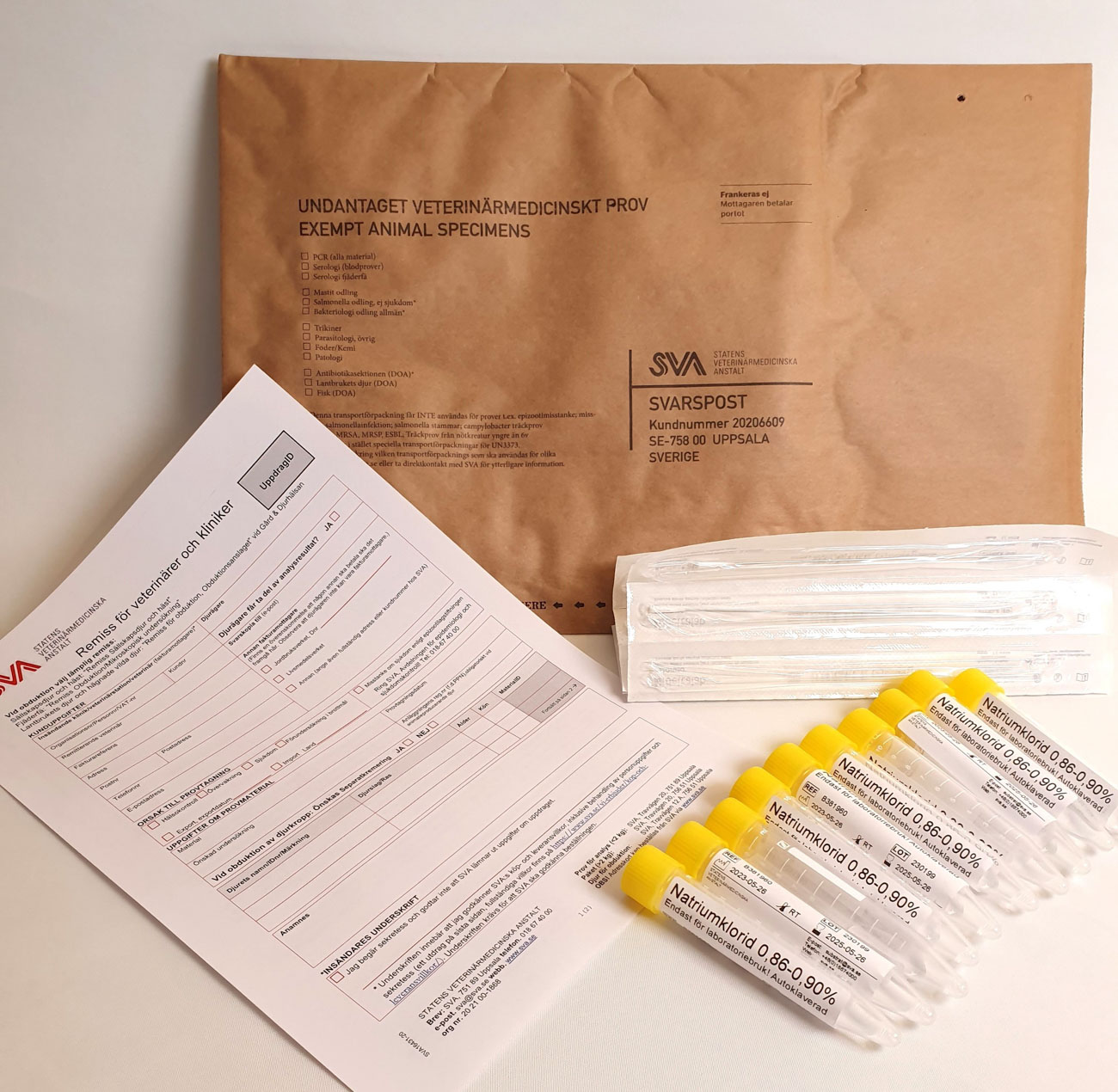 Provtagningspinnar i aluminium och NaCl-rör samt remiss och provpåse med porto betalt för inskick till SVA.