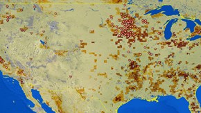 Rapporterade utbrott av högpatogen fågelinfluensa under det pågående utbrottet av H5N2 i USA. Färgskalan motsvarar fjäderfädensiteten, dvs. antalet fåglar per ytenhet (t.ex. km2), i landet, och mörkare fält motsvarar områden med högre densitet. Källa: EMPRES Global Animal Disease Information System