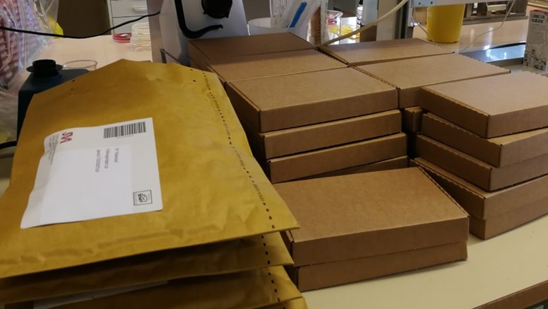 Färdigpackade lådor med ringtester och kuvert.