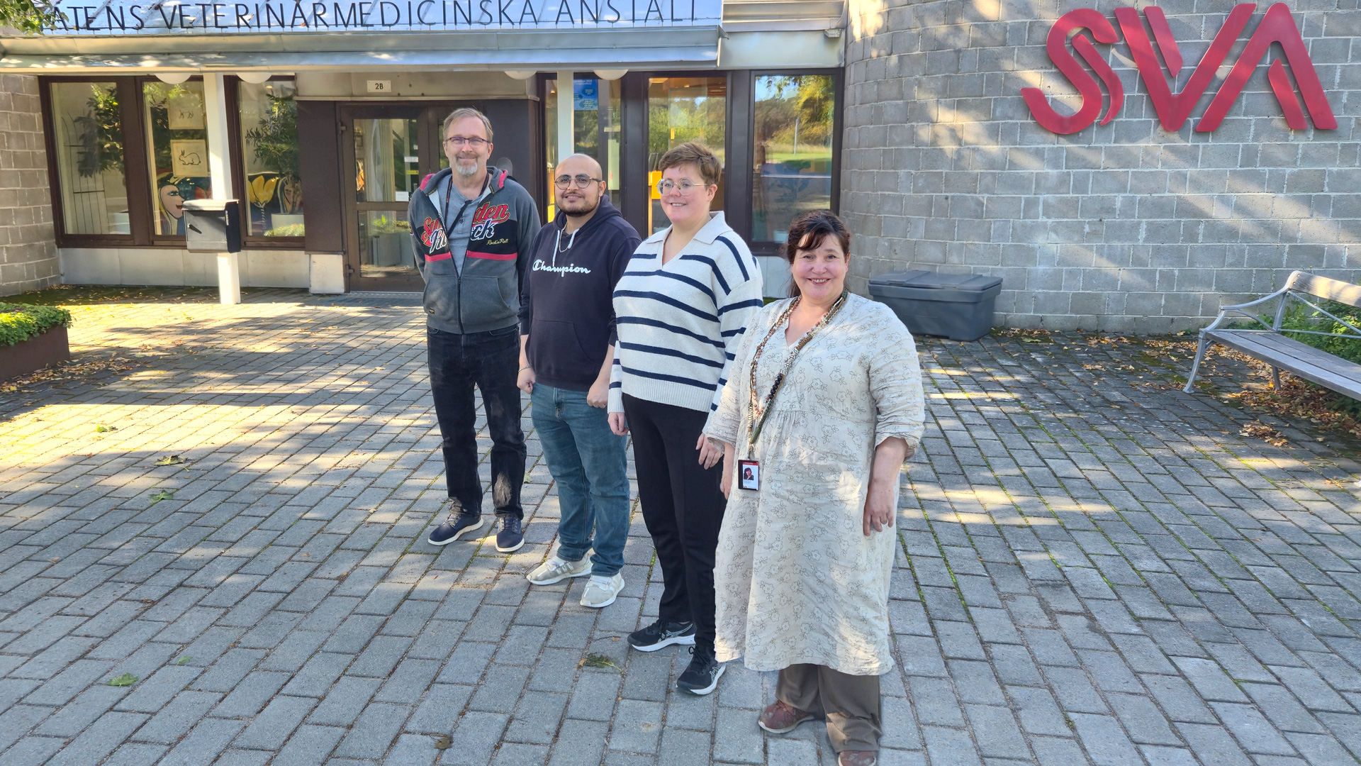 Fyra personer utanför SVA:s entré.