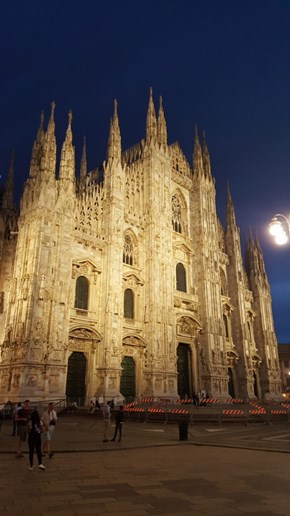 Domkyrkan i Milano belyst på kvällen