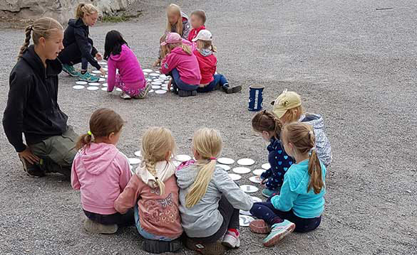 Barn i grupp som spelar.