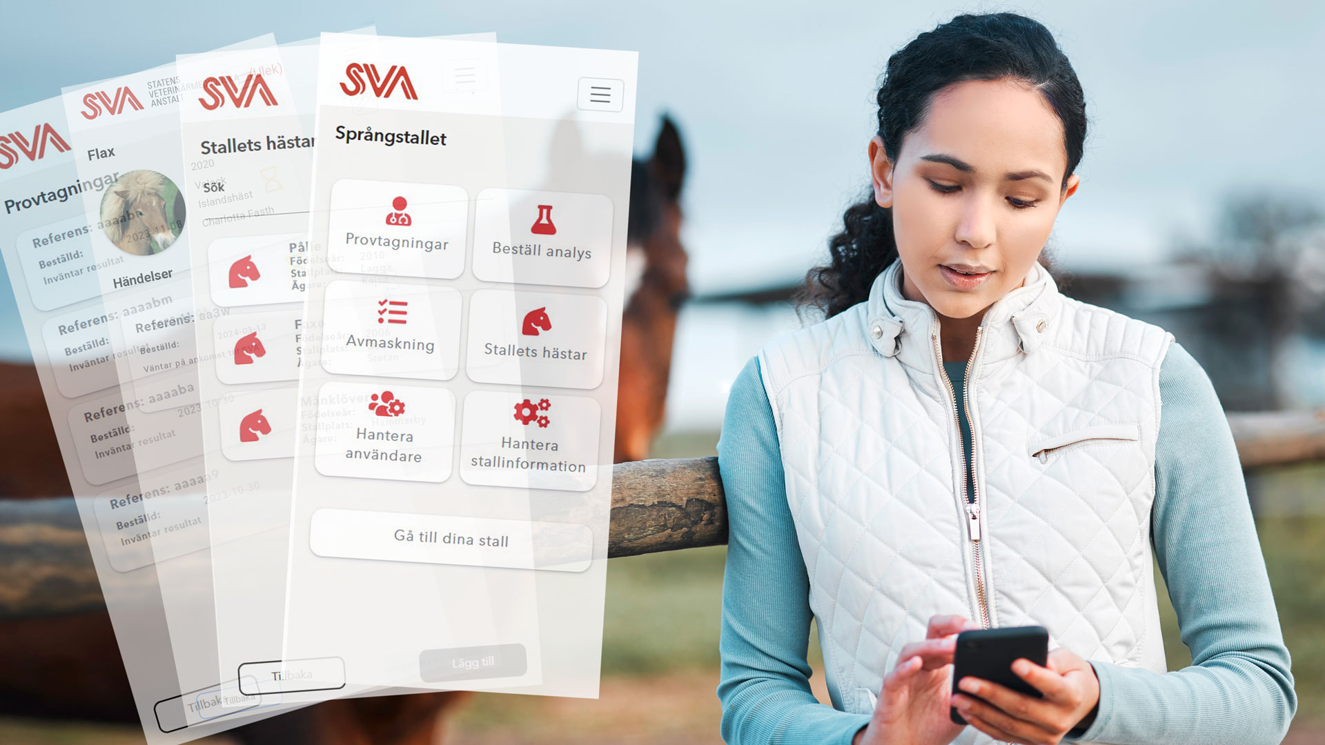 Ung kvinna vid hästhage tittar i mobilen med häst bakom sig. Exempel på sidor i appen är inkopierade. 