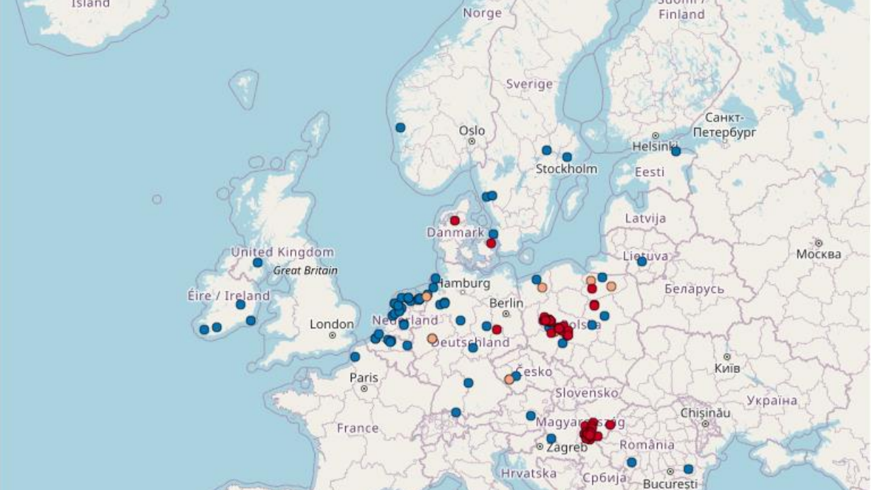 Karta över Europa med blå, orangea samt röda prickar utplacerade.