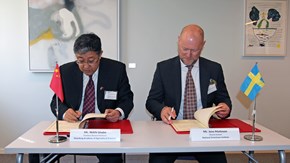Bilden visar president Wan Shubo, SAAS, och gd Jens Mattsson, SVA, skriver under ett avtal.