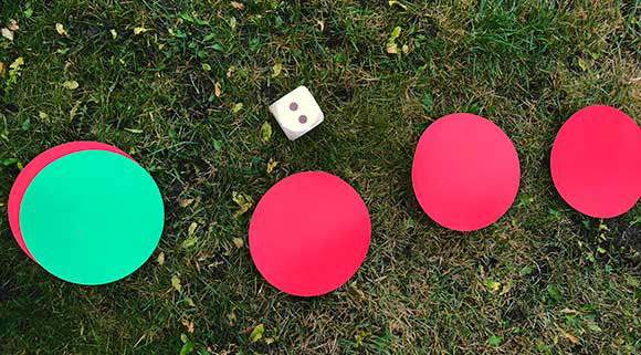 Frågestigen-spel på marken