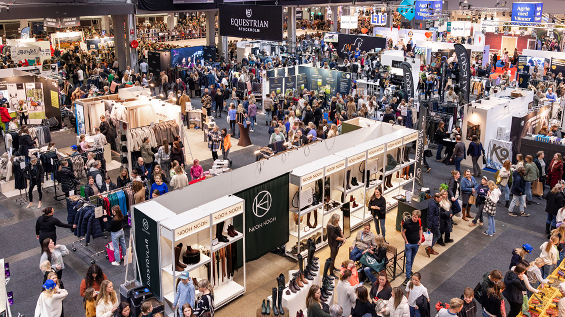 Överblick över mässan Eurohorse med montrar och mycket folk. 