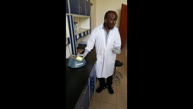 På labbet ska Jean-Baptiste bland annat mäta mjölkens celltal samt odla mastitbakterier samt undersöka om mjölken innehåller en del zoonotiska (som kan smitta mellan djur och människa) bakterier.